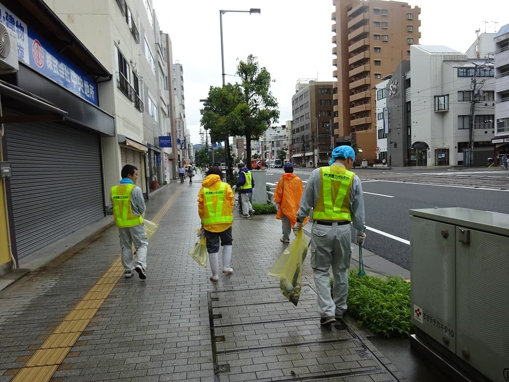 クリーン愛媛による道路清掃活動のサムネイル