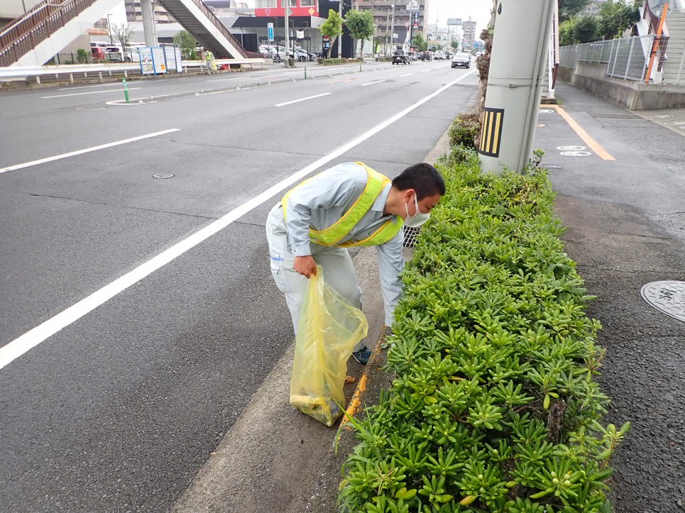 クリーン愛媛による道路清掃活動のサムネイル