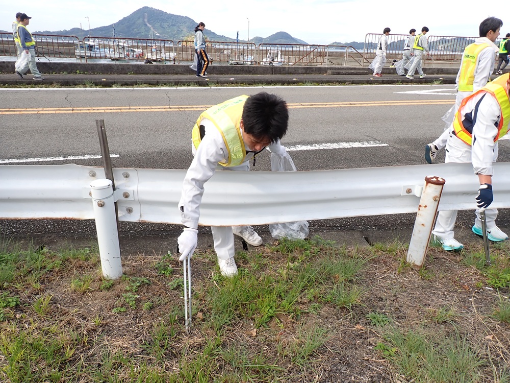 道路清掃ボランティア活動に参加しましたのサムネイル